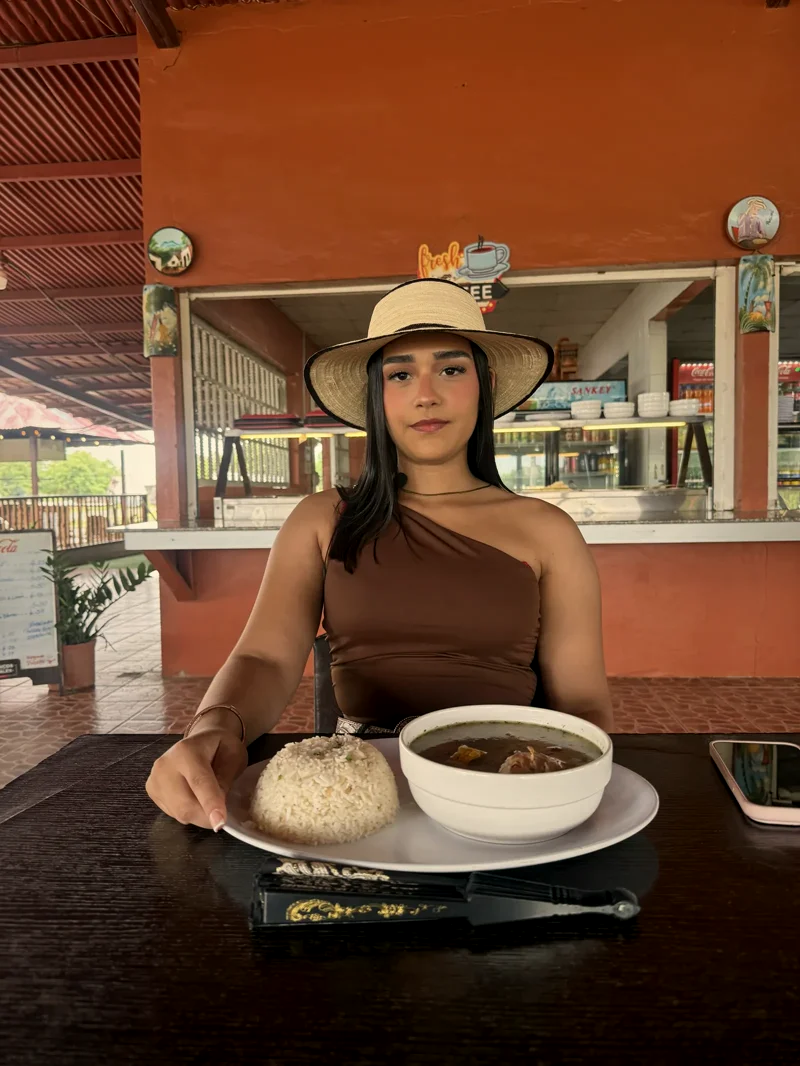 Plato de sopa con arroz servido en la mesa