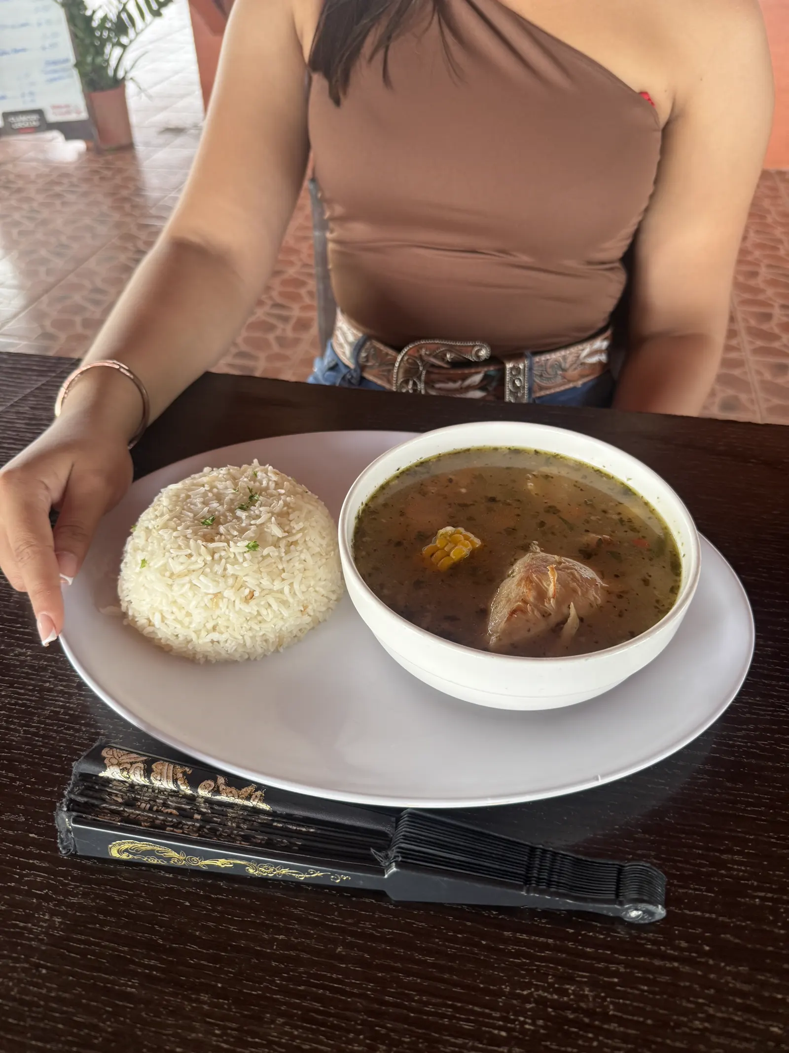 Sopa panamena servida con arroz en el rancho de El Roble, Aguadulce