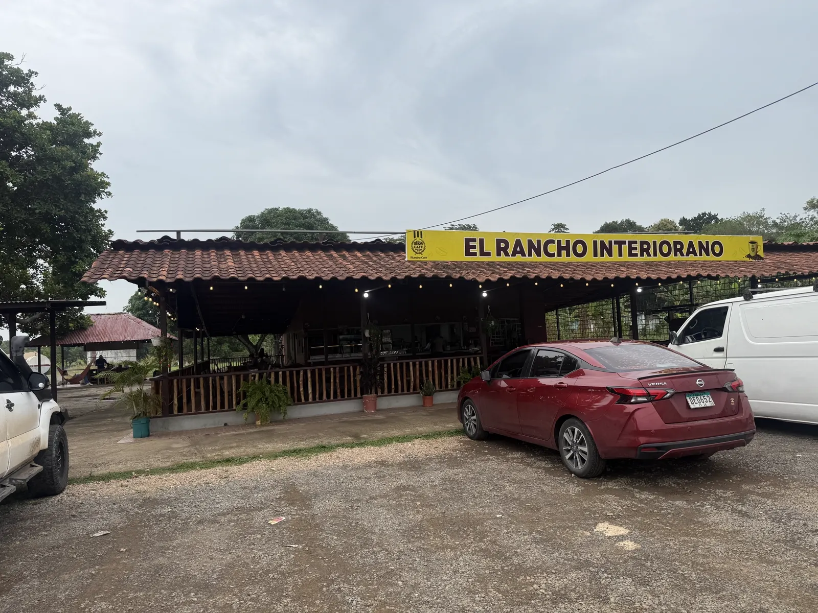 Fachada de El Rancho Interiorano vista desde el estacionamiento, con el letrero del negocio y luces colgantes