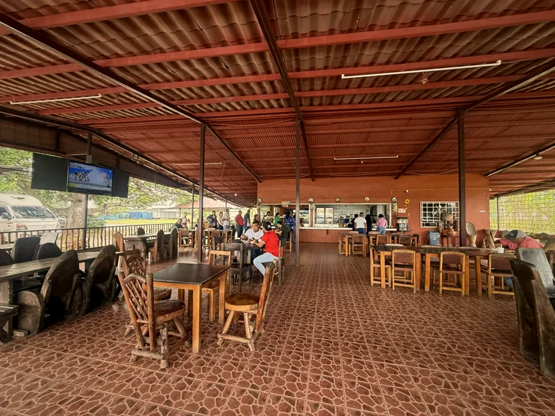 El comedor de El Rancho Interiorano en El Roble lleno de gente, bajo el techo de teja